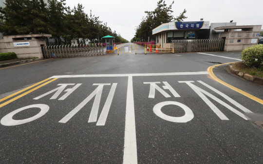 한국GM 노사가 임금·단체협약에 합의하면서 한국GM 군산공장 폐쇄는 사실상 확정됐다. 24일 전북 군산시 오식도동 군산공장 앞에 '정지'글자가 그 현실을 보여주는 듯 하다.